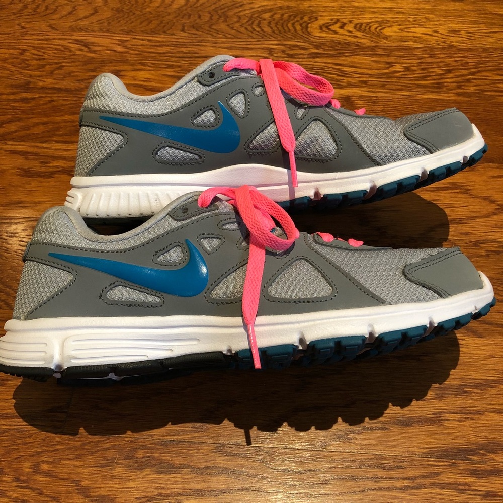 NIKE Revolution 2 Gray Women’s Sneakers sz 7.5